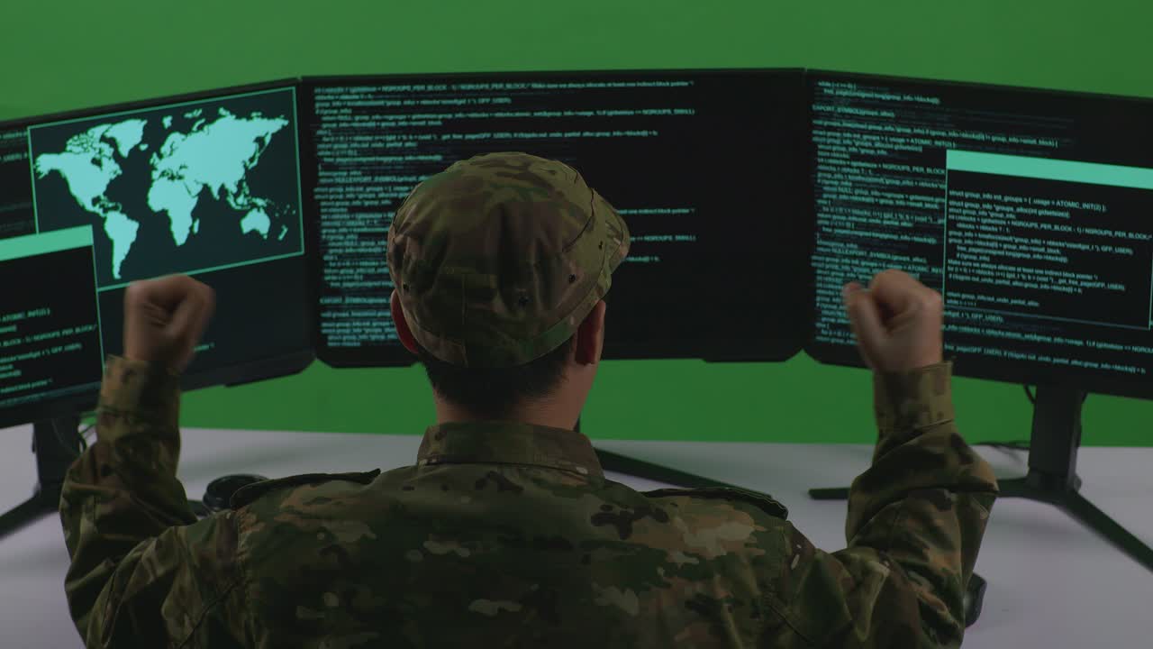 personal militar celebrando el éxito en un entorno digital