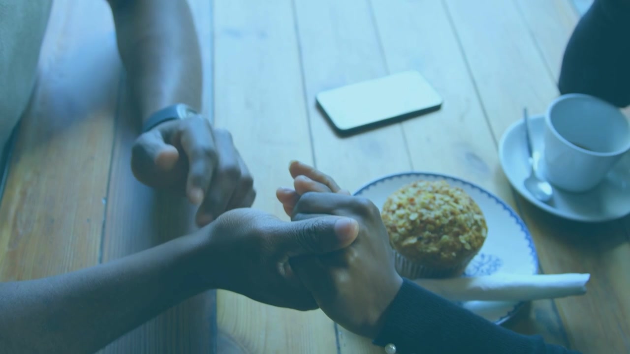 Notifiche in arrivo che appaiono sullo smartphone, coppia che si tende e si stringe le mani per connettersi.