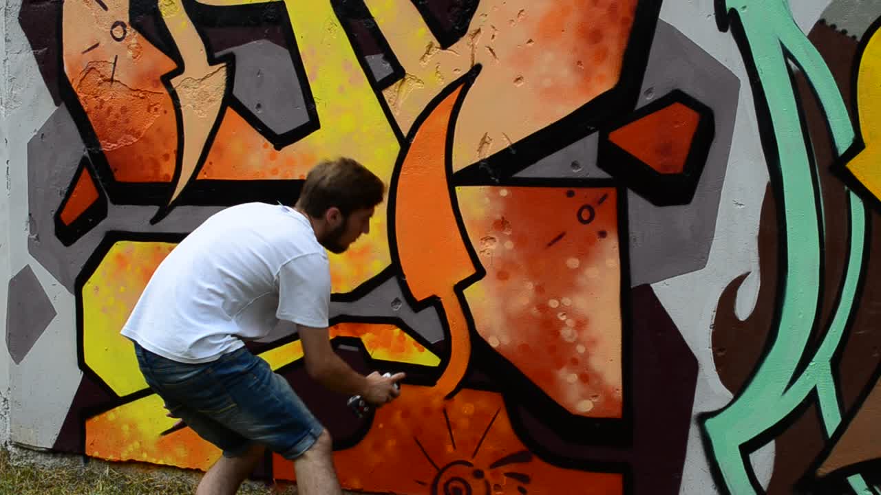 L'artista disegna graffiti, astrazione, code di serpenti