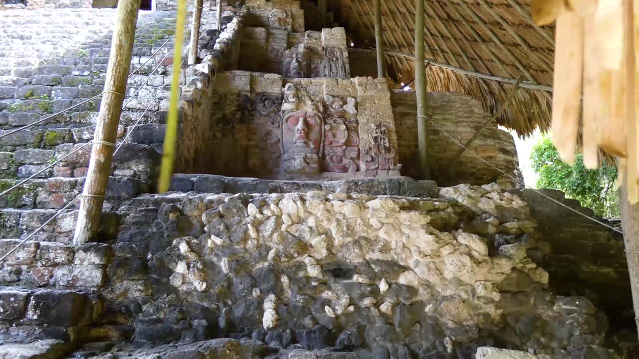 foto ancha de las máscaras en el lado derecho de la pirámide del templo de las máscaras, sitio maya en kohunlich - quintana roo, méxico