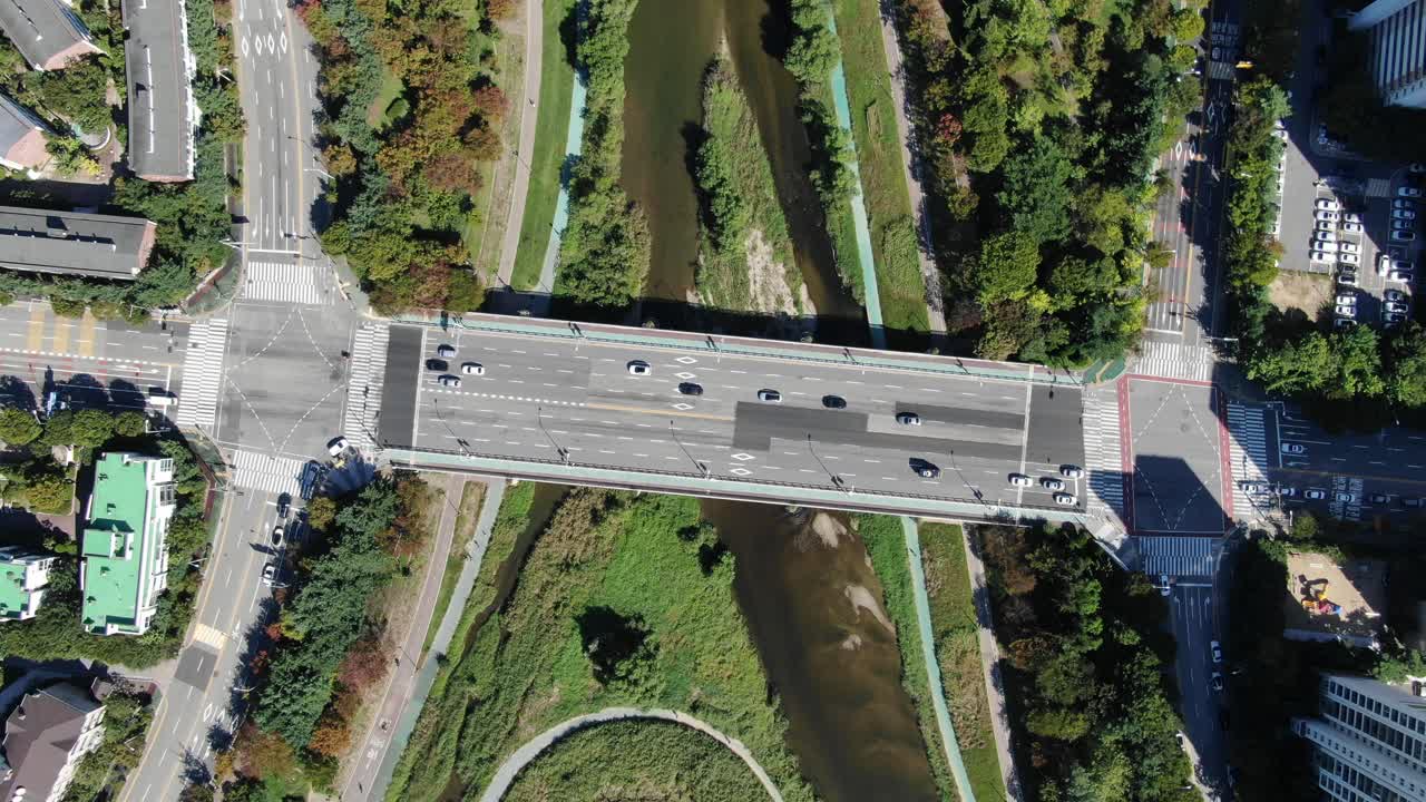 서로 다른 두 마을을 연결하는 작은 다리