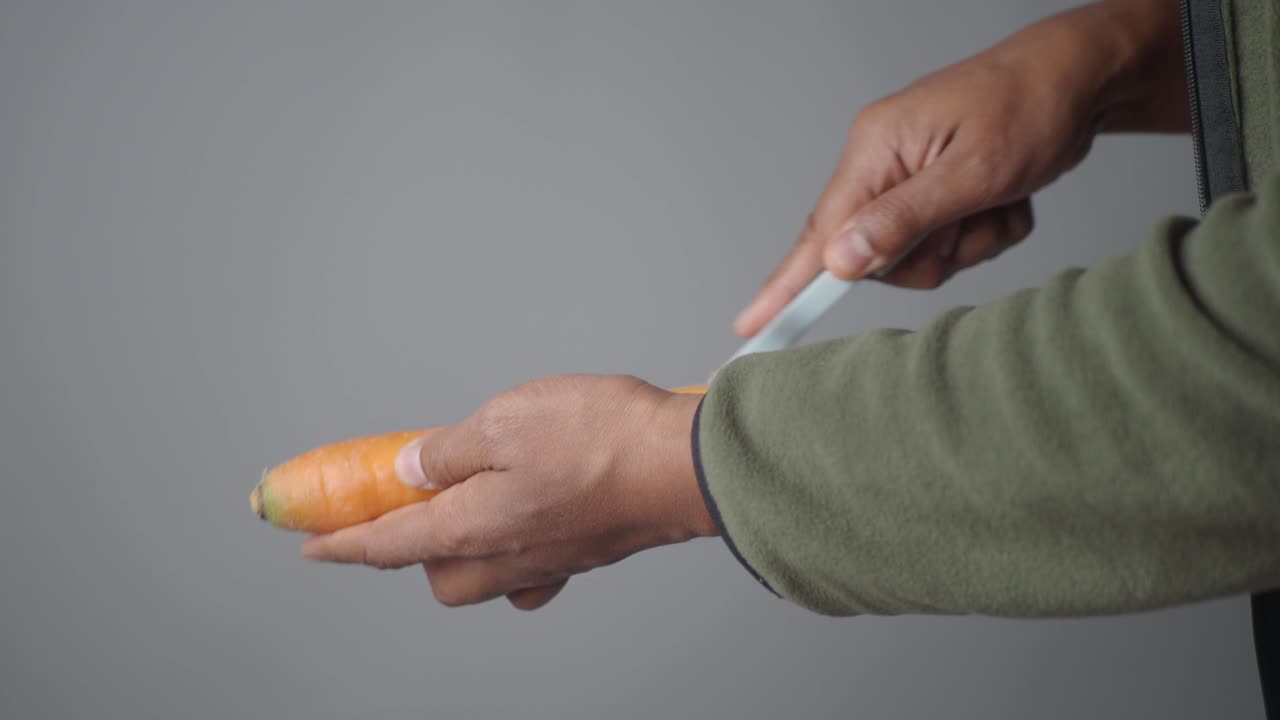 당근 질을 벗는 것