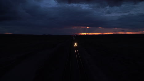 Tren-De-Carga-Atravesando-El-Paisaje-Por-La-Noche-En-Arizona