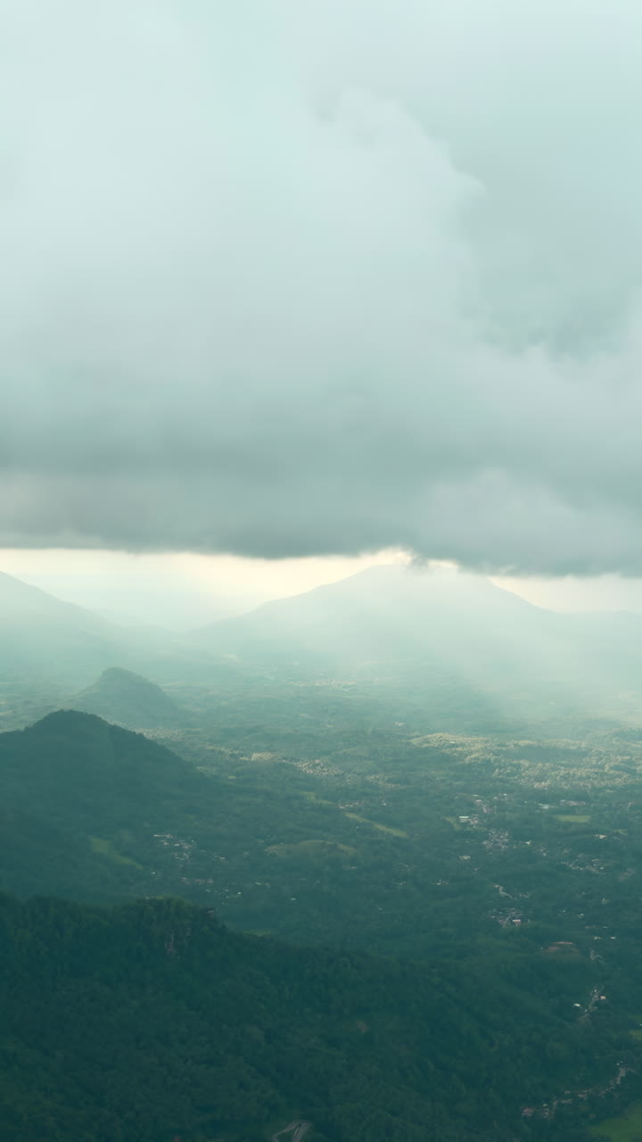 vista del valle de las montañas con niebla