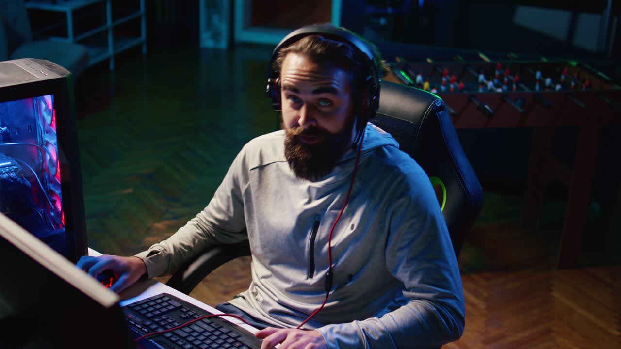 jugador profesional siendo tóxico hacia otros jugadores, burlándose y burlándose de ellos