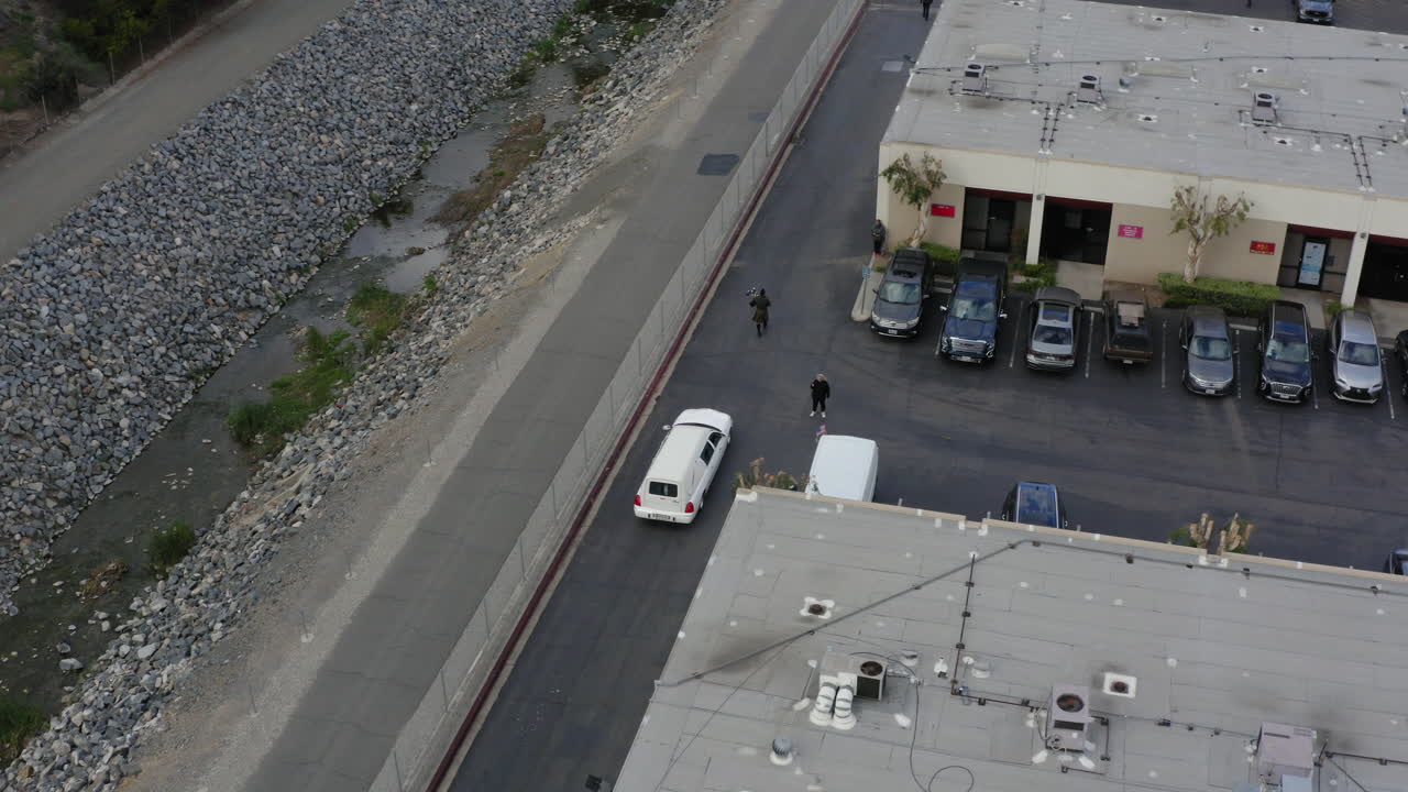 쓰러진 장교를 기리는 장례 절차가 희미한 위치에 도착합니다.