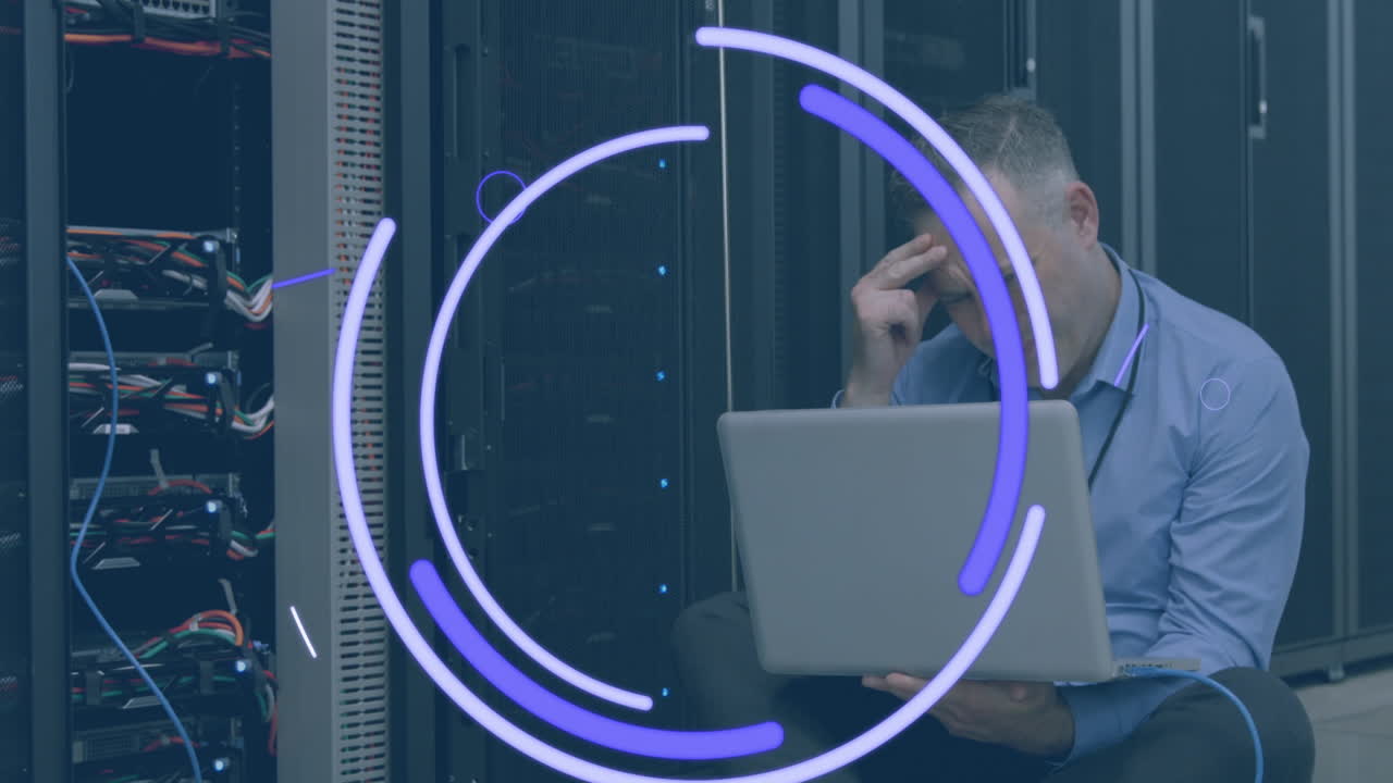 animación de formas sobre hombre caucásico usando portátil en la sala de servidores