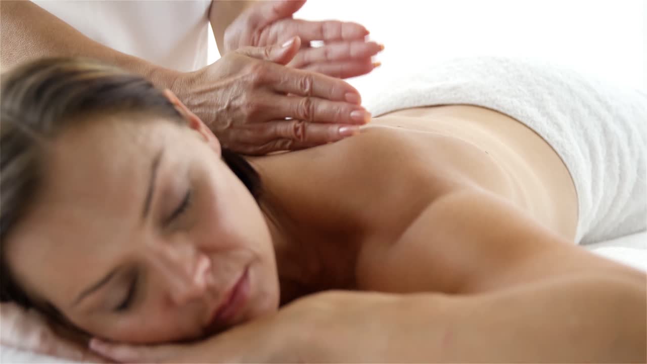 terapeuta masajeando a su paciente