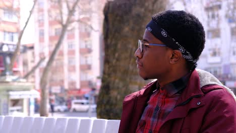 lleva la máscara de un joven negro.