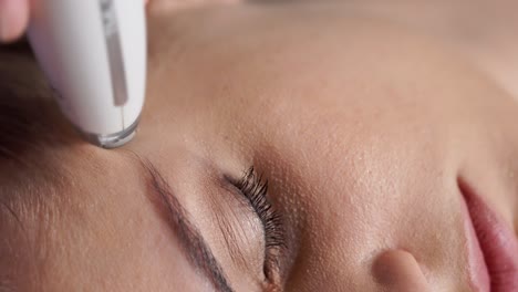 mujer que recibe tratamiento facial