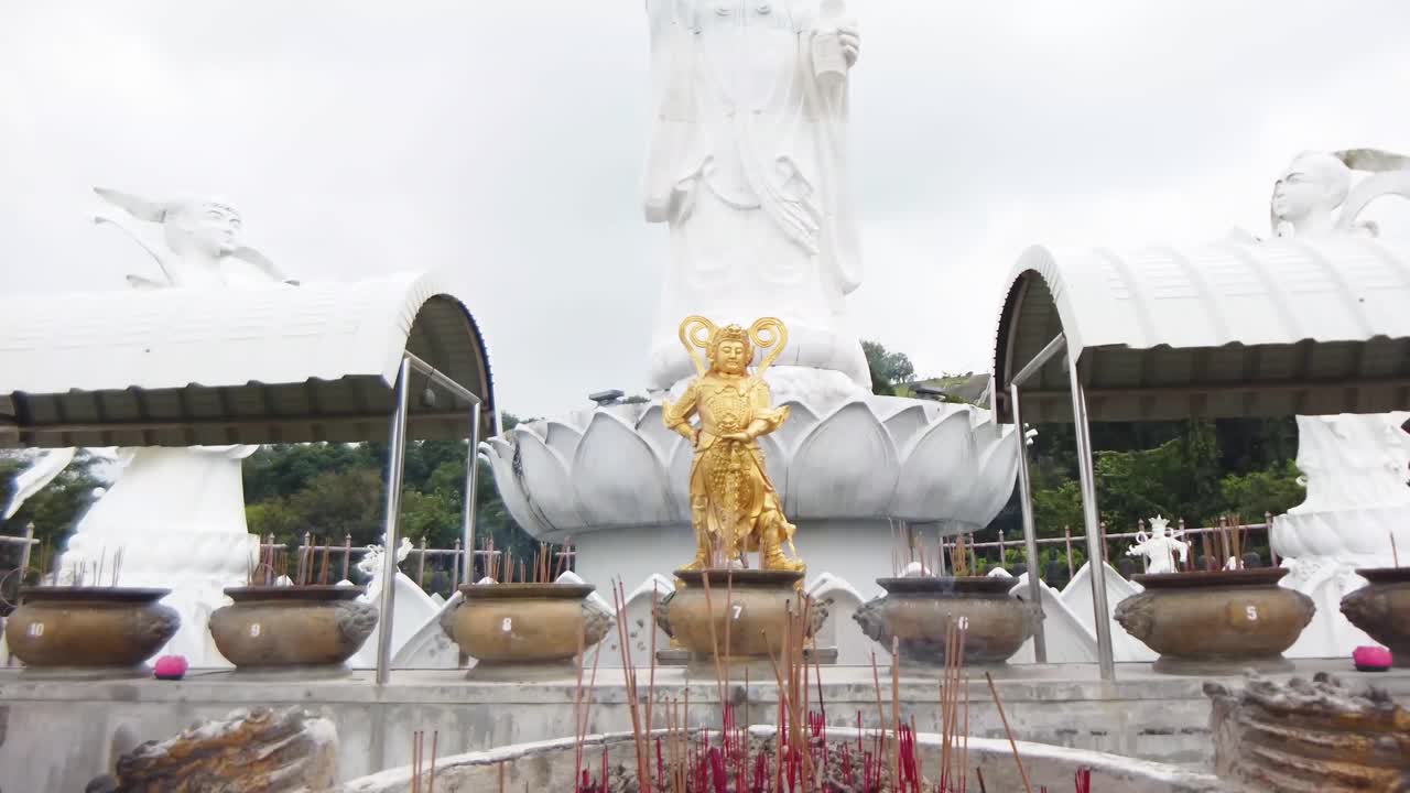 큰 하 자비의 여신 동상, 야외