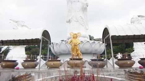 Gran-Estatua-Blanca-De-La-Diosa-De-La-Misericordia,-Al-Aire-Libre