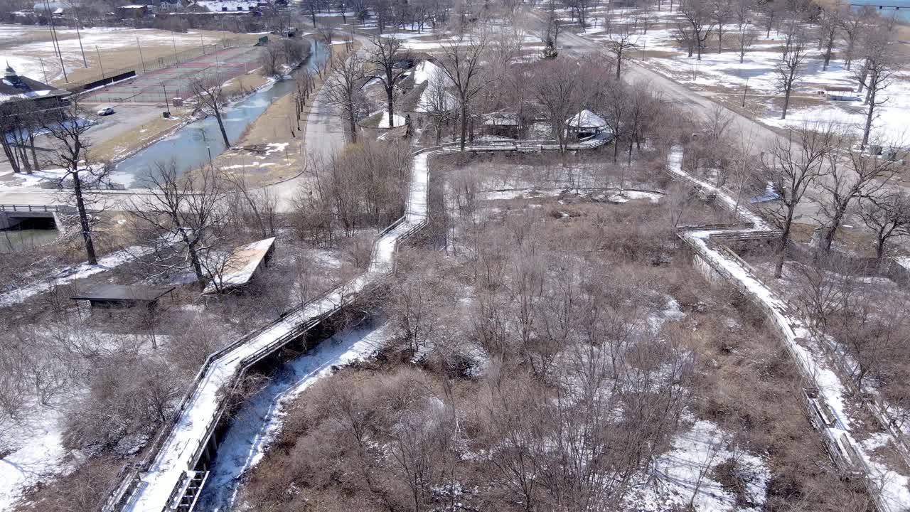 버려진 동물원 건물과 고가 통로, 공중 드론 전망