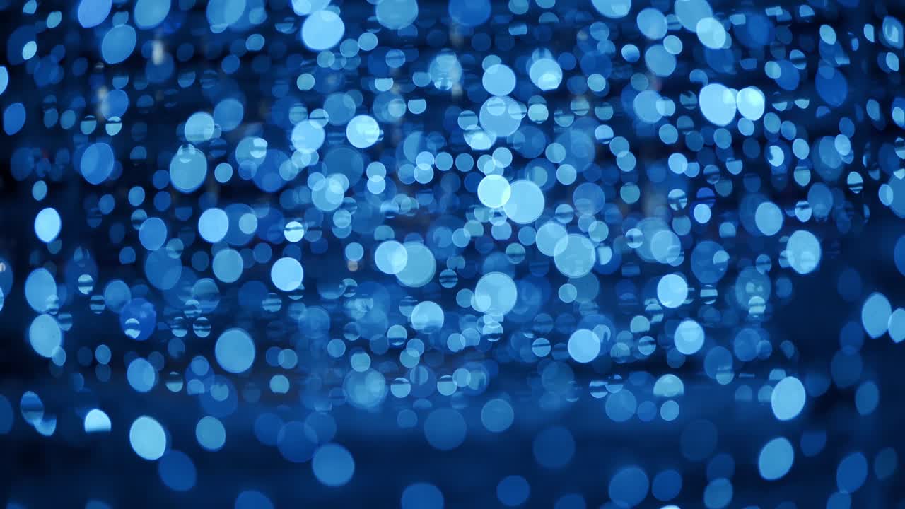 추상적인 배경은 크리스마스 보케 공을 가지고 있습니다. 새해 휴일 배경은 전구 장미의 반이는 불빛과 함께. 밤에는 밝은 겨울 파티 불빛의 실제 렌즈 흐릿함.