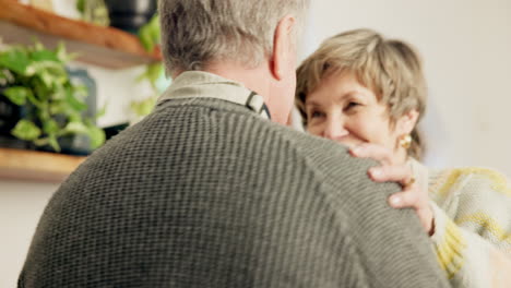 una pareja vieja, bailando y cocinando amor en la casa.