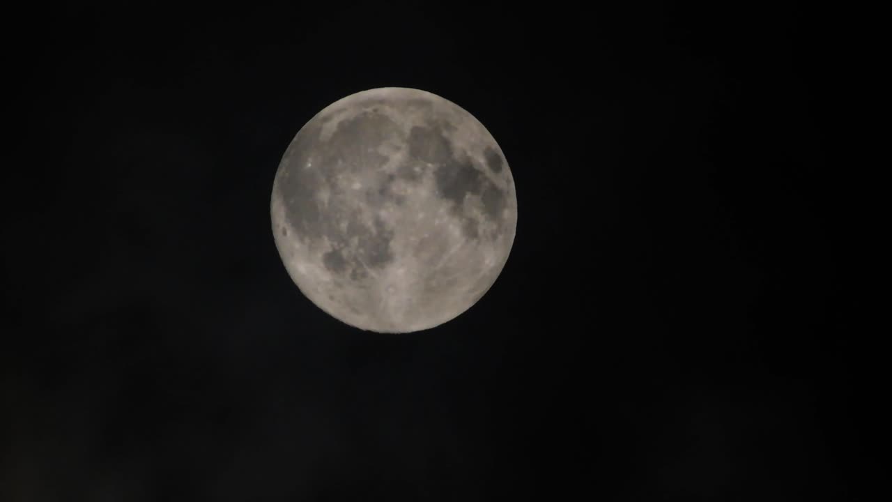 Nuvens passando pela lua cheia, filmagem em tempo real.