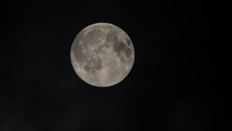 Clouds-passing-by-the-full-moon,-real-time-shot