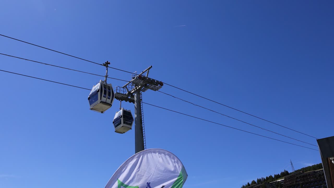 케이블카가 은 하늘을 가로질러 움직인다