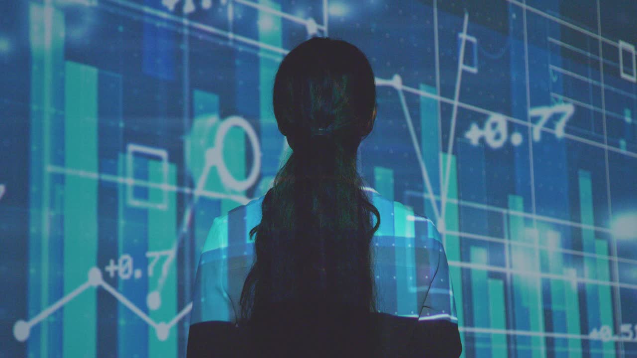 mujer visitando una exposición de arte inmersiva con proyección de datos financieros con gráficos y precios de las acciones 14