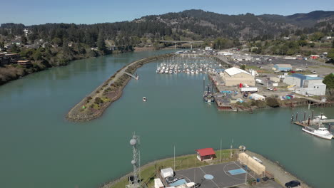 panorama del puerto de brookings con montañas boscosas de fondo durante el verano en oregon