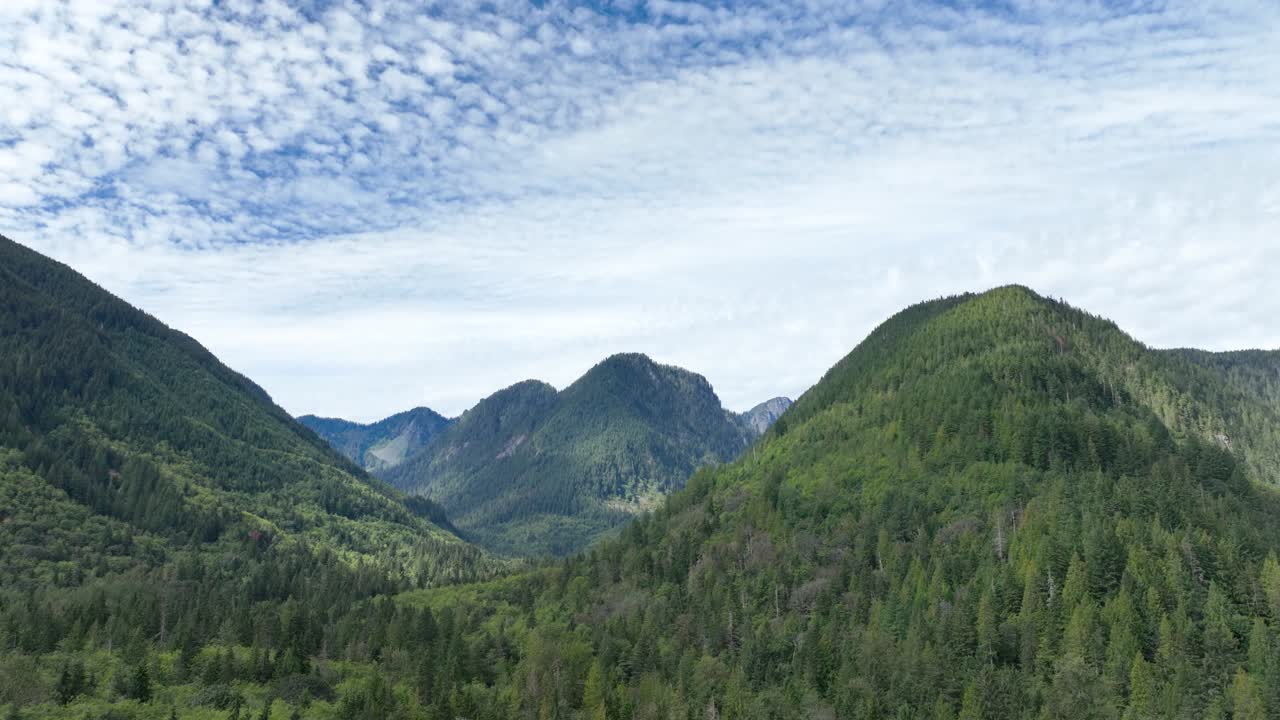 乾燥した夏の間、カスケード山脈の峰々を捉えたドローン撮影