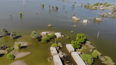 vista aérea de inundaciones rodeadas de edificios rurales en jacobabad, sindh