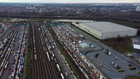 Transporte-Ferroviario-De-Mercancías-En-El-Almacén-De-Distribución-De-Carga,-Antena-Estática