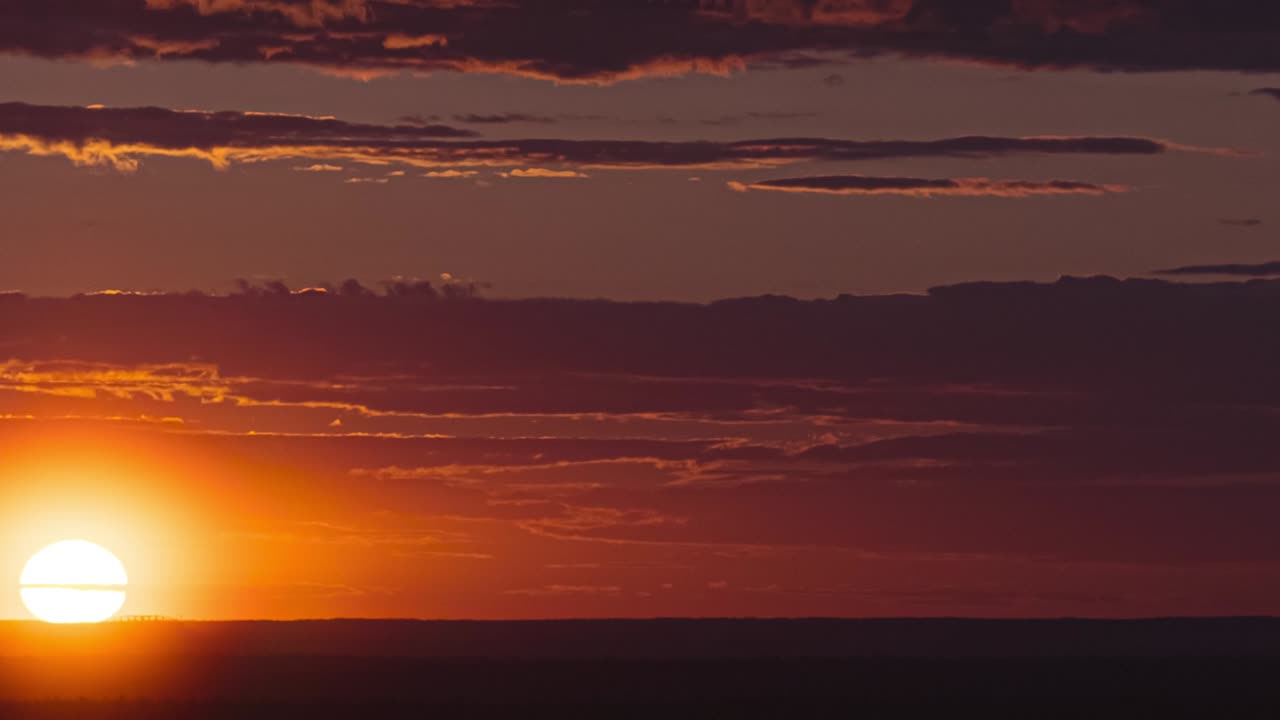 el hermoso amanecer en el cielo oscuro.