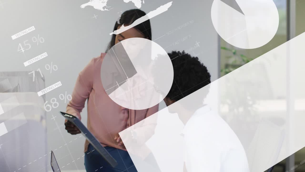 animación de la interfaz infográfica sobre diversos compañeros de trabajo discutiendo informes en el escritorio en la oficina