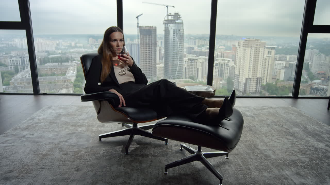 mulher cheirando aroma de vinho em copo