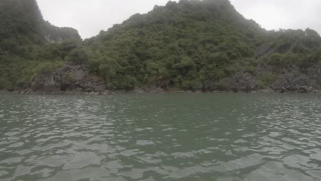 Eine-Insel-Inmitten-Der-Atemberaubenden-Halong-Bucht-In-Vietnam,-Aufgenommen-Mit-Einer-GoPro-Von-Einem-Kajak-Aus