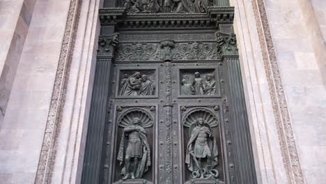 puertas de bronce ornamentadas de una catedral