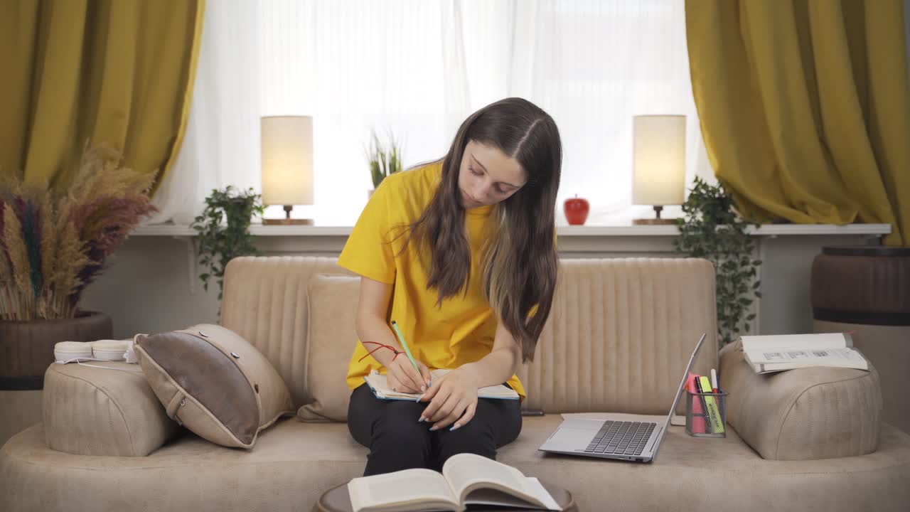 피곤한 여자 학생.