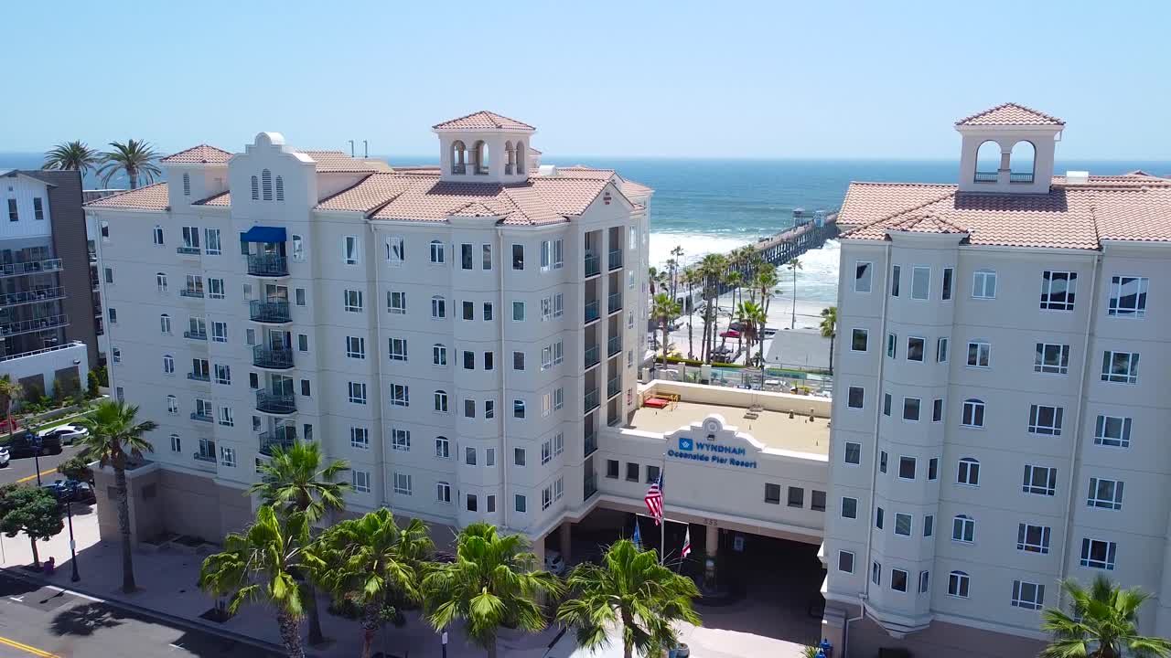 호텔-1에 의해 막힌 해변 부두