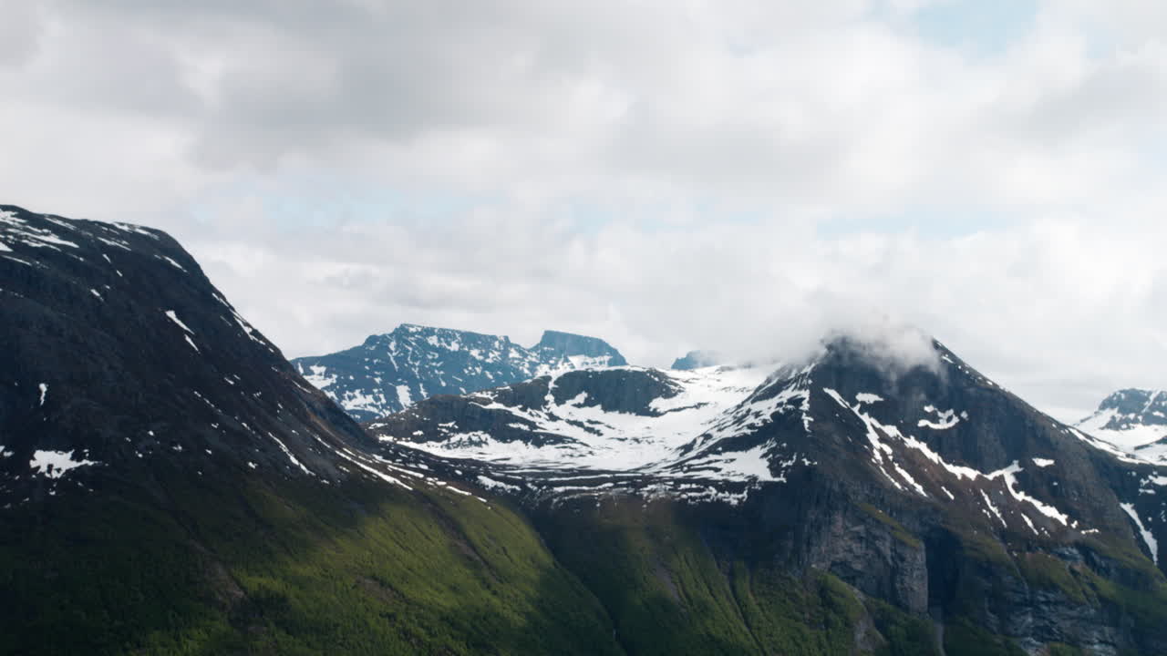 Norsk fjord med dramatiske skyer som omkranser fjelltoppene på vestkysten av Norge på Sunnmøre, Liavarden
