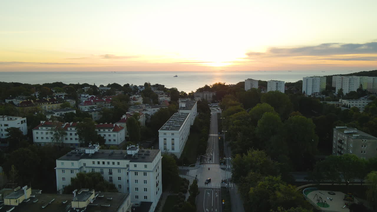Perfetto paesaggio urbano lungo la costa baltica nella città portuale di Gdynia, Polonia, durante l'ora d'oro