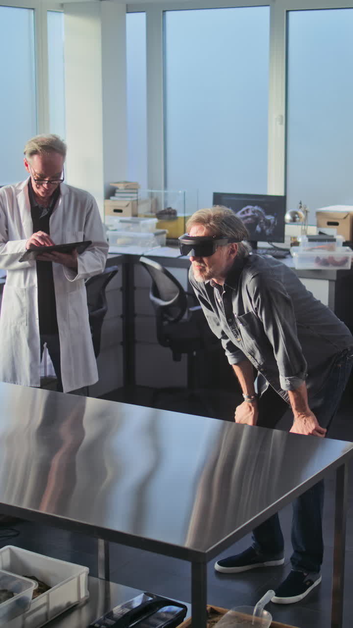ученые в лаборатории, использующие технологию vr