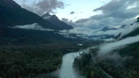 Brumoso-Paisaje-De-Bosque-De-Montaña-En-Columbia-Británica,-Canadá---Toma-Aérea-De-Drones