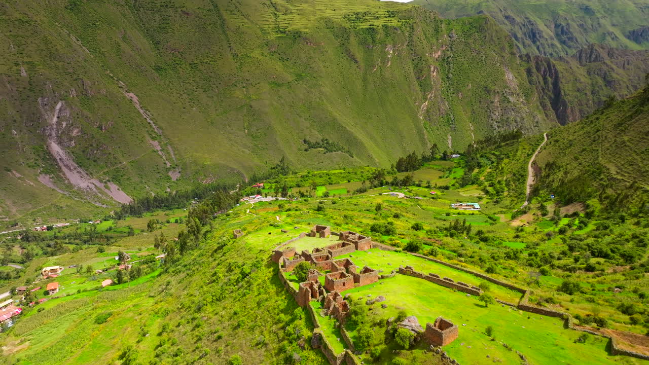 Vestígios das ruínas incas históricas de Pumamarca na colina, Ollantaytambo, Peru. Vista aérea.