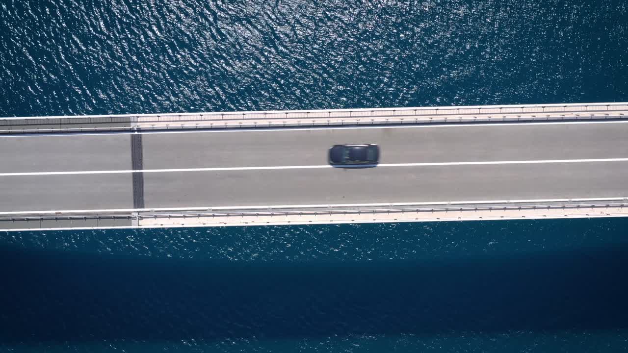 Vista dall'alto di un'auto che attraversa il ponte di Pag vicino a un'isola croata nel Mare Adriatico settentrionale