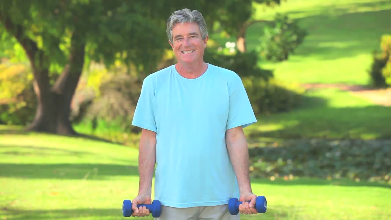 중년 남성 보디빌딩