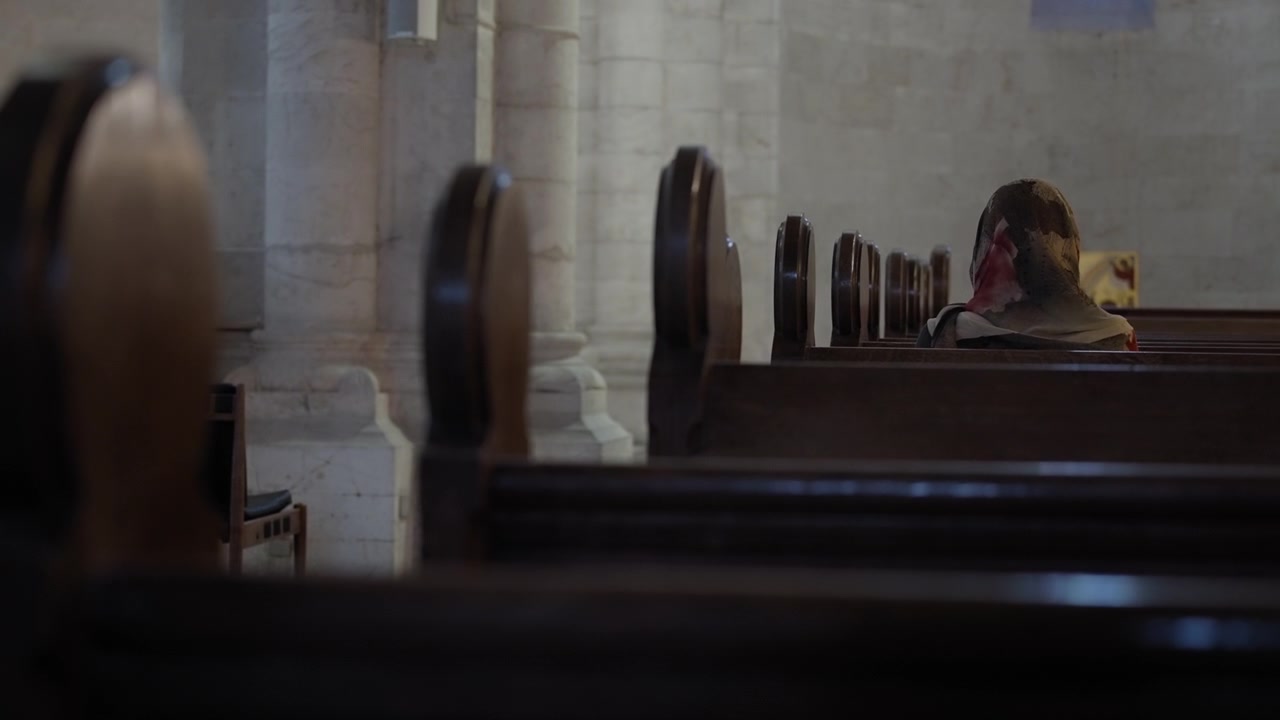 Donna religiosa con il velo in chiesa