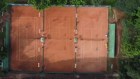 Zenitaufnahme-Mit-Einfahren-Eines-Tennis-Sandplatzes