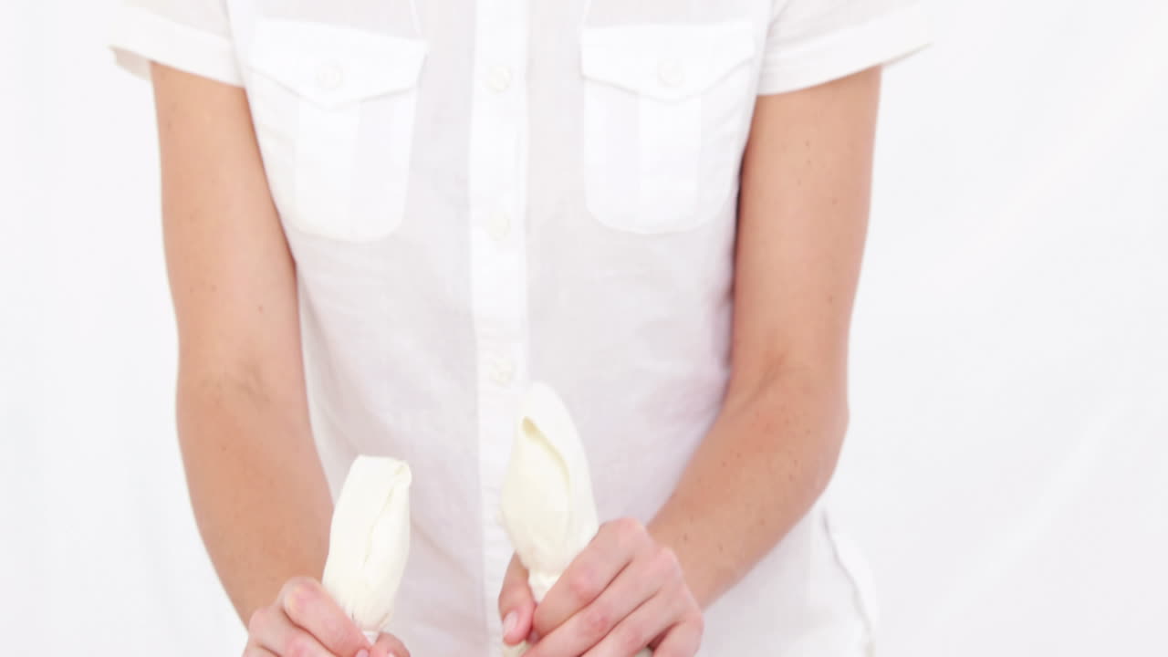 식물성 압축 마사지를 즐기는 여자