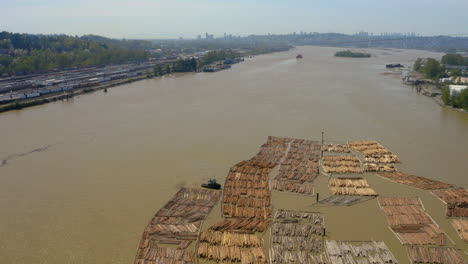 Vista-Aérea-De-Los-Auges-De-Troncos-Flotantes-En-El-Río-Fraser-En-Vancouver,-Columbia-Británica,-Canadá