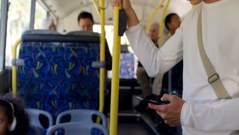 pasajero masculino que usa teléfono móvil mientras viaja en el autobús 4k