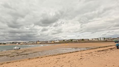 barcos y escena de la playa en fife, escocia