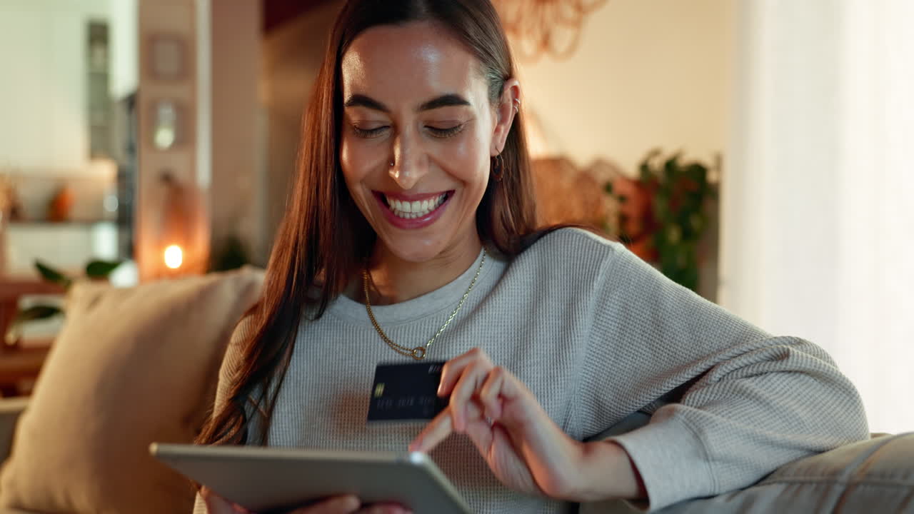 mujer de compras en línea en casa