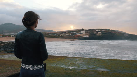 Aufnahme-Einer-Frau,-Die-Den-Sonnenuntergang-Am-Strand-Von-Boca-Barranco-In-Der-Stadt-Galdar-Auf-Der-Insel-Gran-Canaria-Bewundert