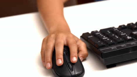 alumno lindo usando la computadora en la escuela